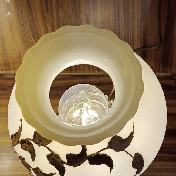 Vintage mcm hurricane parlor Gone with the Wind milk glass lamp - Picture 5 of 7